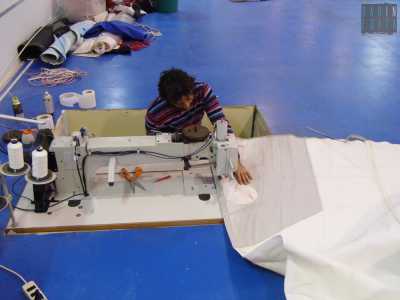 Luigi al lavoro mentre cuce una vela